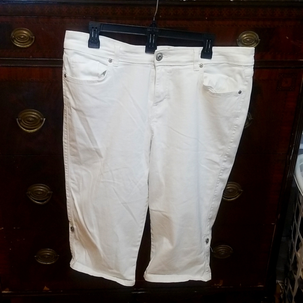 Style and Co. white skimmer capri